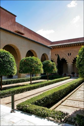 Двор Санта Исабель во дворце Альхаферия