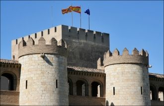Крепостные стены и башня Трубадура дворц