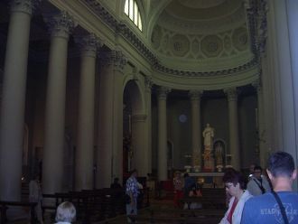 Внутреннее пространство щедро украшено л