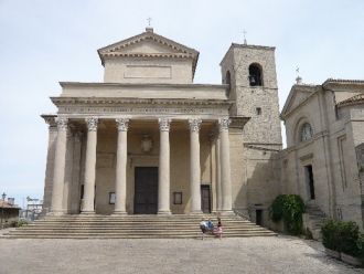 Здание украшено многочисленными барельеф