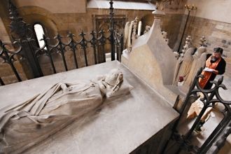 Гробница с чудотворными мощами святой Лю