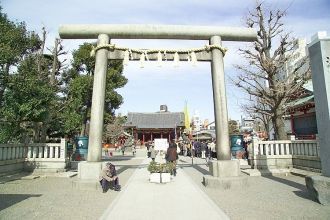 Тории ведущий к храму Асакуса. Тории (яп