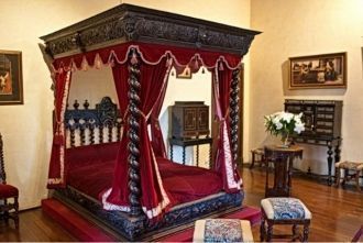 Особый интерес вызывает спальня Генриха 