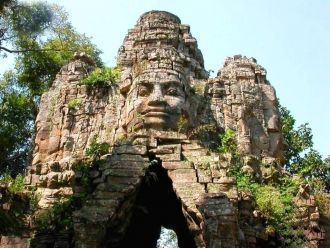 Ангкор Том  в переводе с кхмерского озна