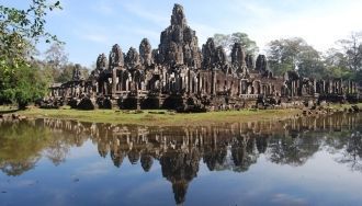 Вход в Ангкор Том осуществляется через в
