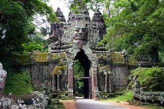 Построен Ангкор Том был в конце XII – на