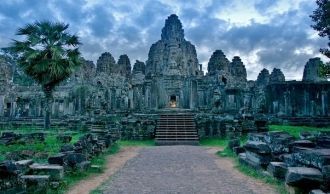 Город Ангкор Том занимает площадь в 900 