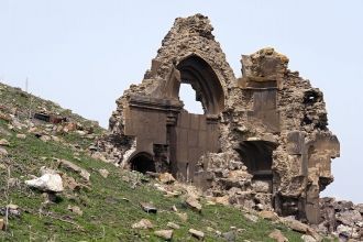 Руины мавзолея, построенного приблизител