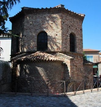 В этот период времени в Равенне правил к