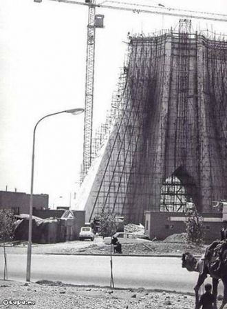 Строительство Башни Азади.