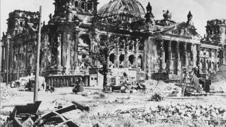 Рейхстаг после взятия Берлина в 1945 год