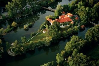 Замок Оточец расположен в Словении, в 7 