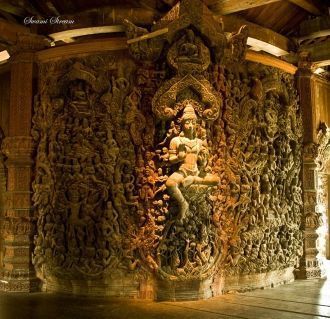 Деревянная резьба внутри храма