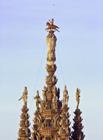 Пра Шри-Арьяметхай на шпиле Храма Истины