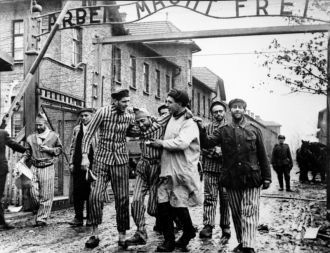 Советские солдаты выводят освобождённых 