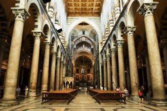 Пизанский собор в Италии. Интерьер