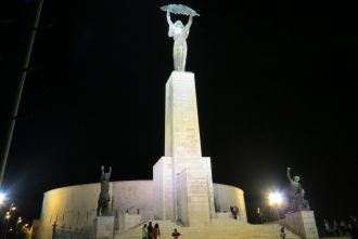 Статуя Свободы (Будапешт) ночью