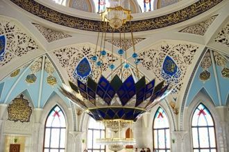 Люстра и потолок мечети Кул Шариф