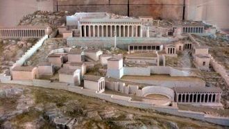 Вид храма Аполлона в Дельфах в древности