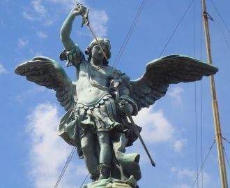 Статуя Ангела на вершине Замка