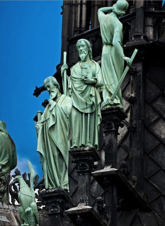 Все статуи смотрят на Париж, кроме св. Ф