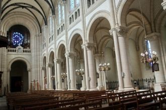В интерьере собора доминирует серый цвет