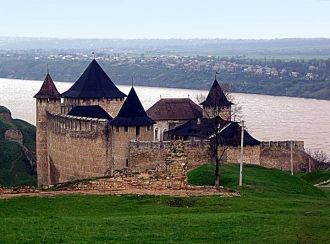 Руины турецкого минарета Хотинской крепо