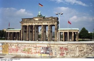 Бранденбургские ворота и Берлинская стен
