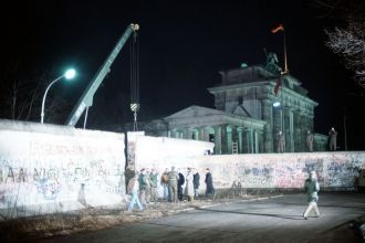 Демонтаж секции Стены возле Бранденбургс