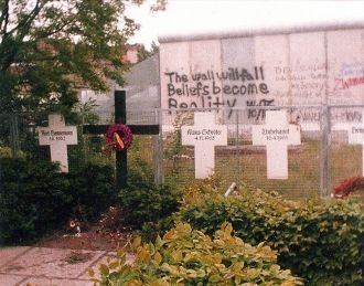 Мемориал в память о жертвах Стены. Фото 