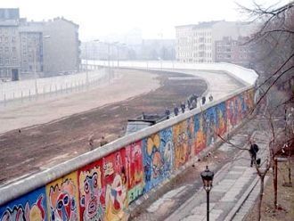 Вид на стену со стороны Западного Берлин