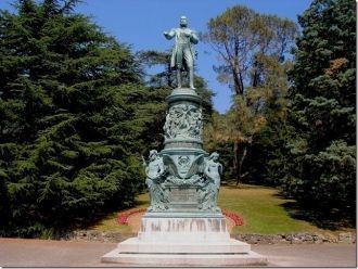 Памятник хозяину — эрцгерцогу Максимилиа