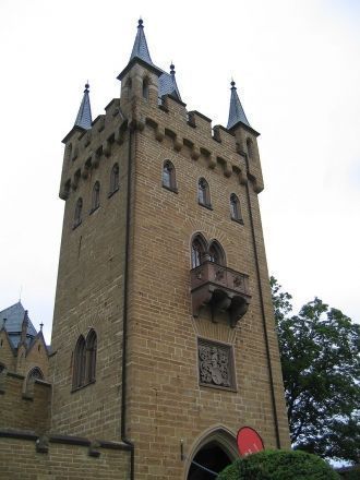 Одна из башен замка