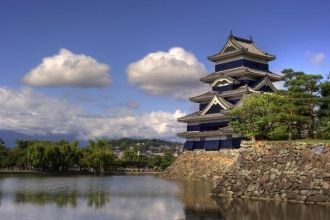 Замок Мацумото держится на болоте только