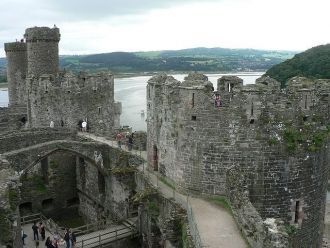 Замок был основан по приказу Эдварда Пер