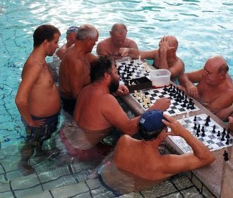 Шахматы в бассейне купальни Сеченьи