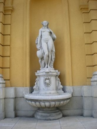 Внешняя скульптура — женская фигура с ук