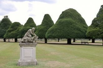 Парк с пирамидальными тисами