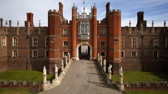 Главные ворота и скульптурная группа «Зв