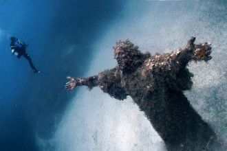 Подводная статуя Христа