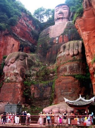 Статуя Большого Будды вырублена в толще 