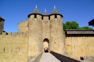 Восточные ворота с двумя башнями замка К