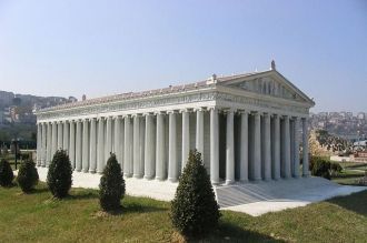 Модель храма в Турции в парке Миниатюрк.