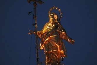 Высота шпиля со статуей Девы Марии - 105