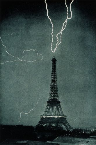 Молния бьет в Эйфелеву башню, фотография
