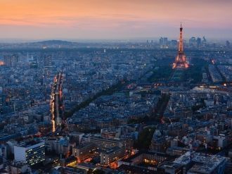 Вид на вечерний Париж