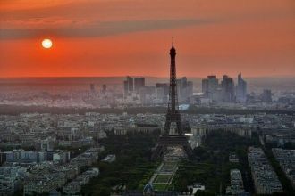 Вид на Эйфелеву башню и Париж с высоты.