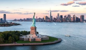 Статуя Свободы и вид на Нью-Йорк.