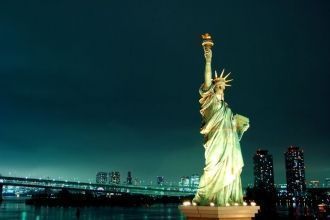 Статуя Свободы ночью.