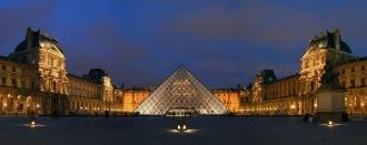 Ночной Лувр с подсвеченной пирамидой. Ст